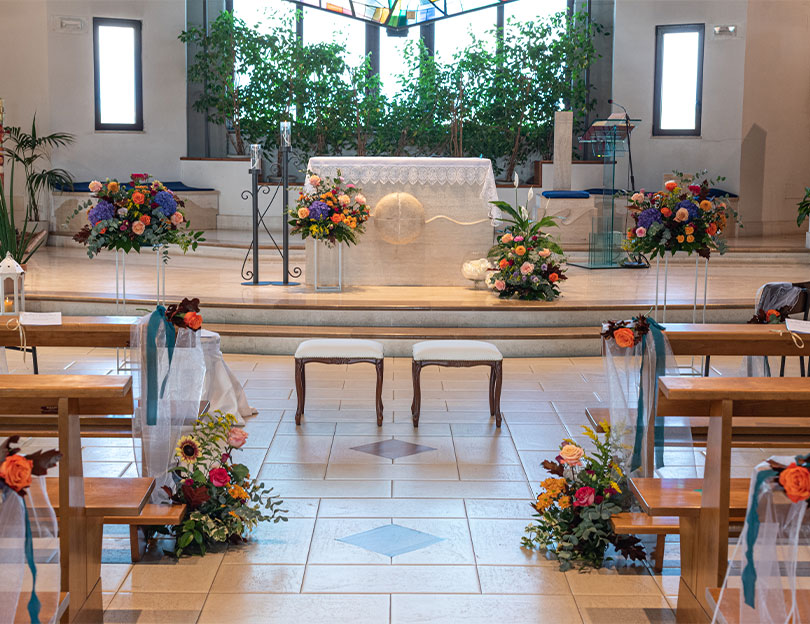 Colourful wedding floral design in Le Marche